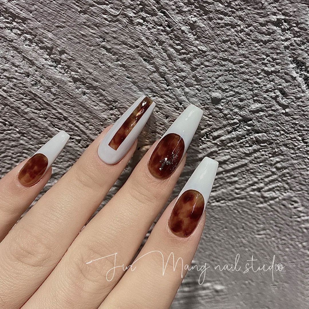 Precious and advanced! Amber nails make you so stunning! 