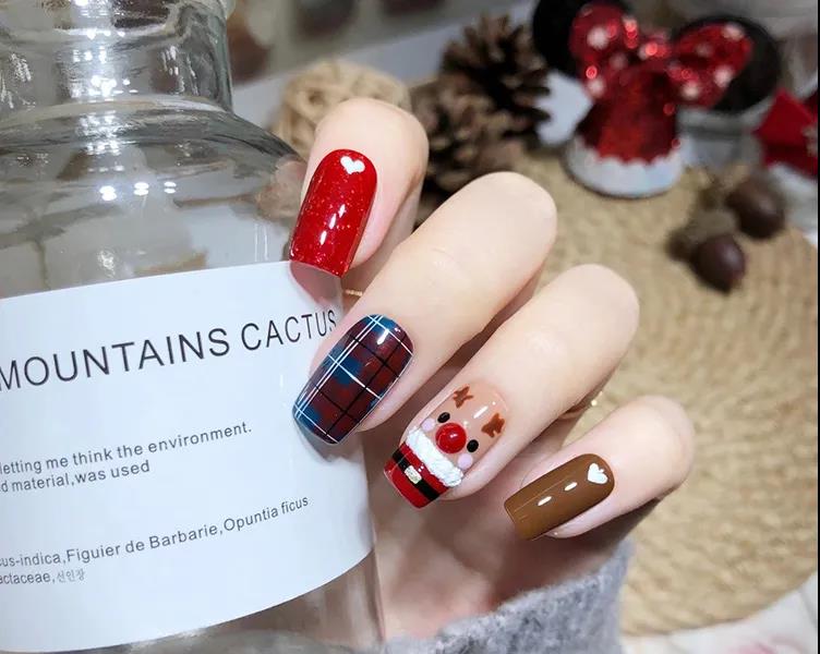 Do you own the super popular Christmas nail art in 2021?